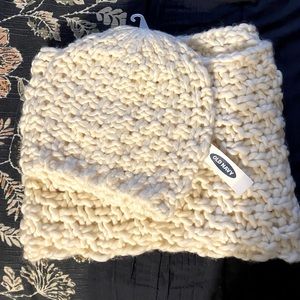 Women’s NWT Old Navy scarf and hat